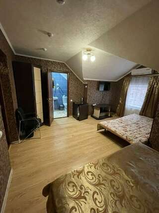 Гостевой дом 5 Сезонов Кущевская Стандартный двухместный номер с дополнительным местом-3